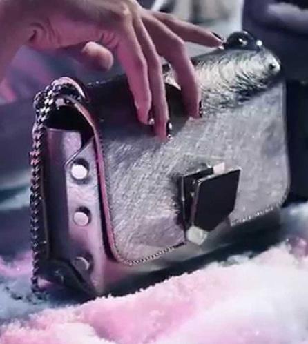 Celebridades lucen la tendencia “mini bag”.